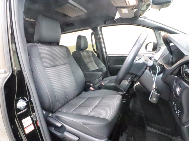 トヨタ ヴォクシー ＺＳ　煌２