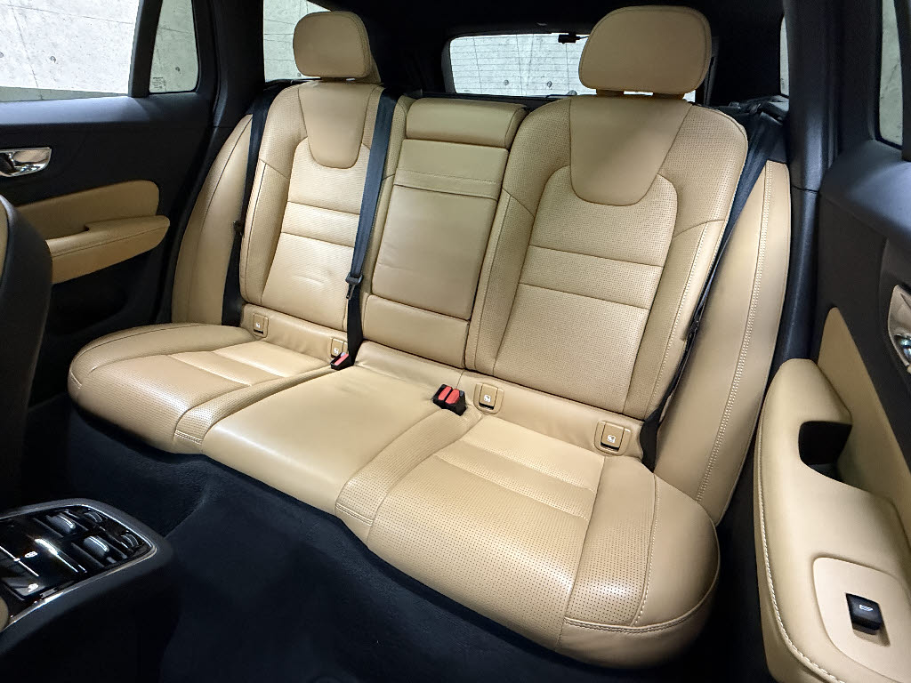 ボルボ ボルボ Ｖ６０ クロスカントリー　Ｔ５　ＡＷＤ　プロ