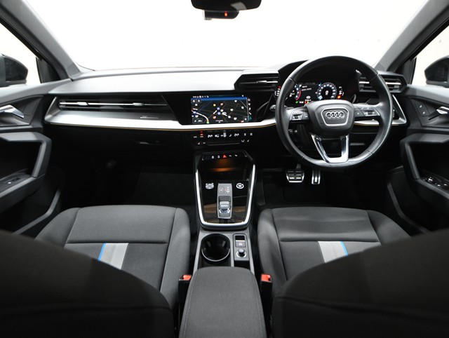 アウディ ｱｳﾃﾞｨ A3 ｽﾎﾟｰﾂﾊﾞｯｸ ３０　ＴＦＳＩ　アドバンスド　１ｓｔＥＤ