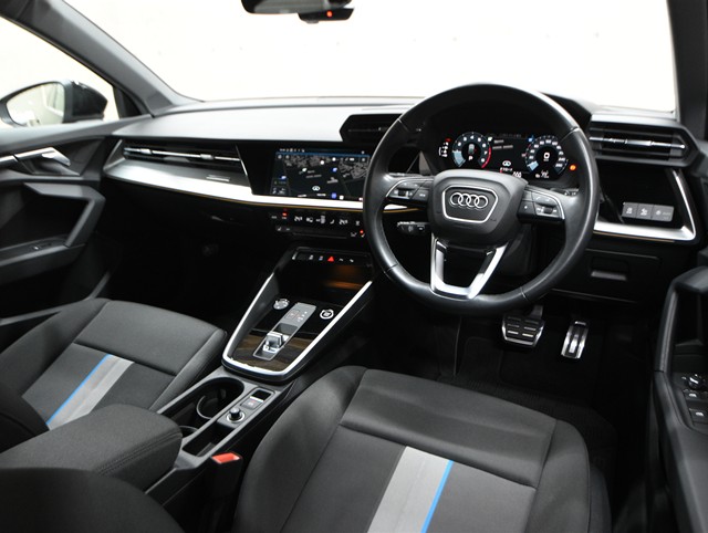 アウディ ｱｳﾃﾞｨ A3 ｽﾎﾟｰﾂﾊﾞｯｸ ３０　ＴＦＳＩ　アドバンスド　１ｓｔＥＤ