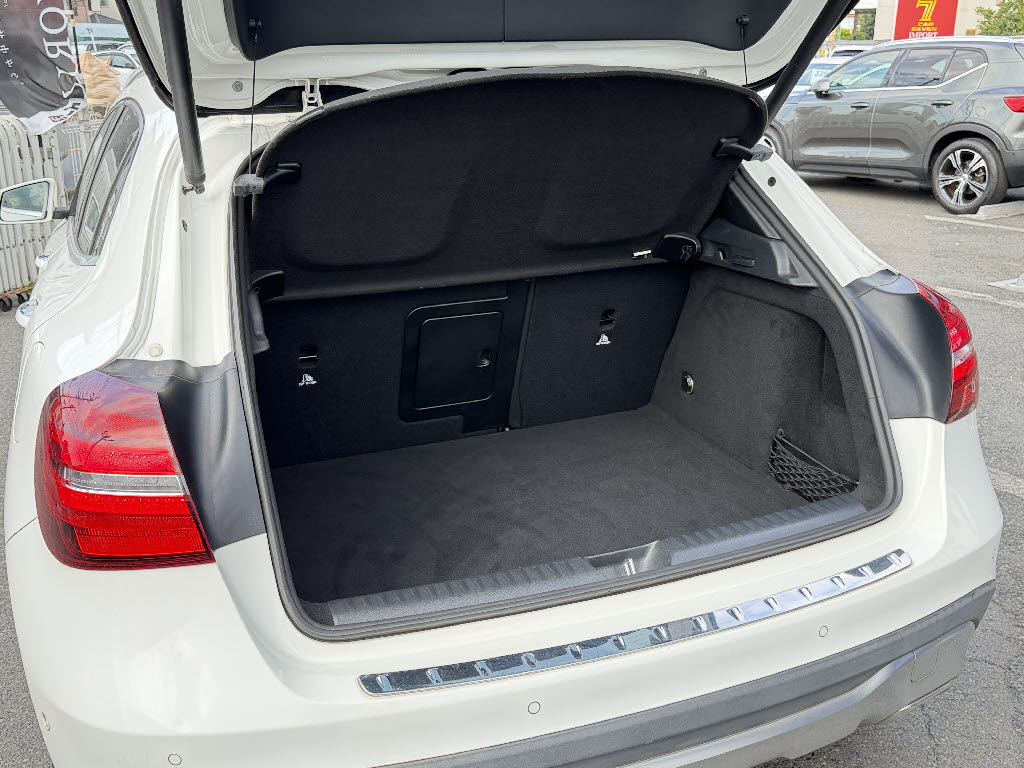 メルセデスベンツ ﾒﾙｾﾃﾞｽﾍﾞﾝﾂ GLAｸﾗｽ ＧＬＡ２２０　４マチック