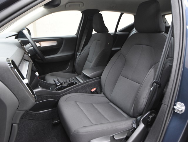 ボルボ ボルボ ＸＣ４０ B4 モメンタム
