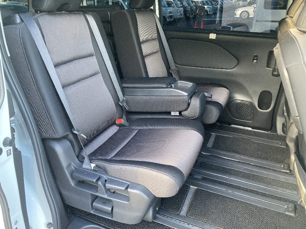 ニッサン セレナ ﾊｲｳｪｲｽﾀｰV　4WD