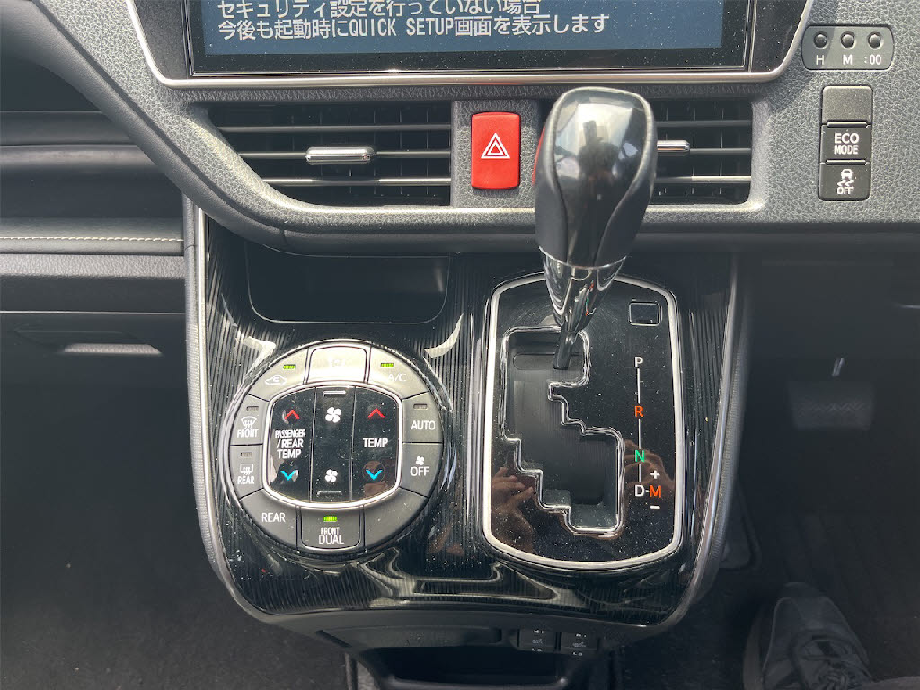 トヨタ エスクァイア GIﾌﾟﾚﾐｱﾑﾌﾞﾗｯｸﾃｰﾗｰﾄﾞ