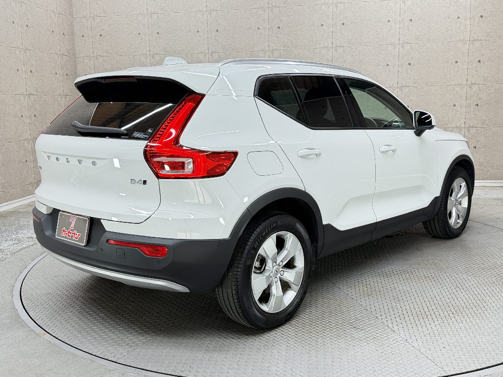 ボルボ ボルボ ＸＣ４０ Ｂ４ ＡＷＤ モーメンタム