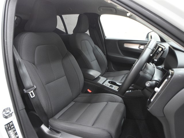 ボルボ ボルボ ＸＣ４０ Ｂ４ ＡＷＤ モーメンタム