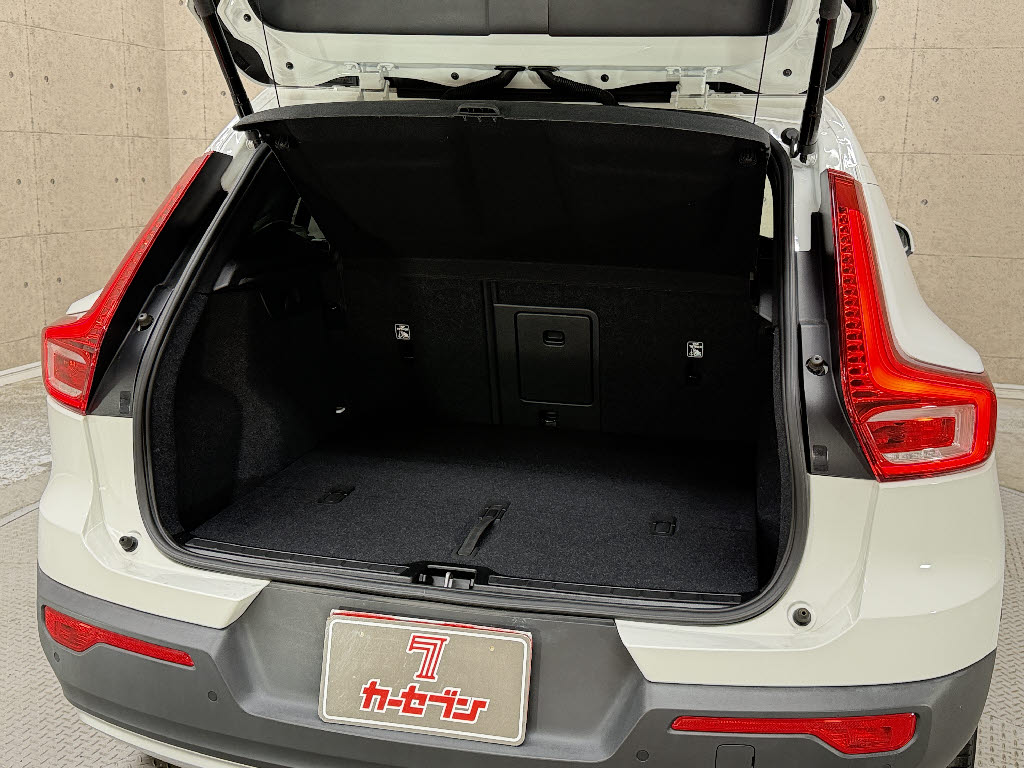 ボルボ ボルボ ＸＣ４０ Ｂ４ ＡＷＤ モーメンタム