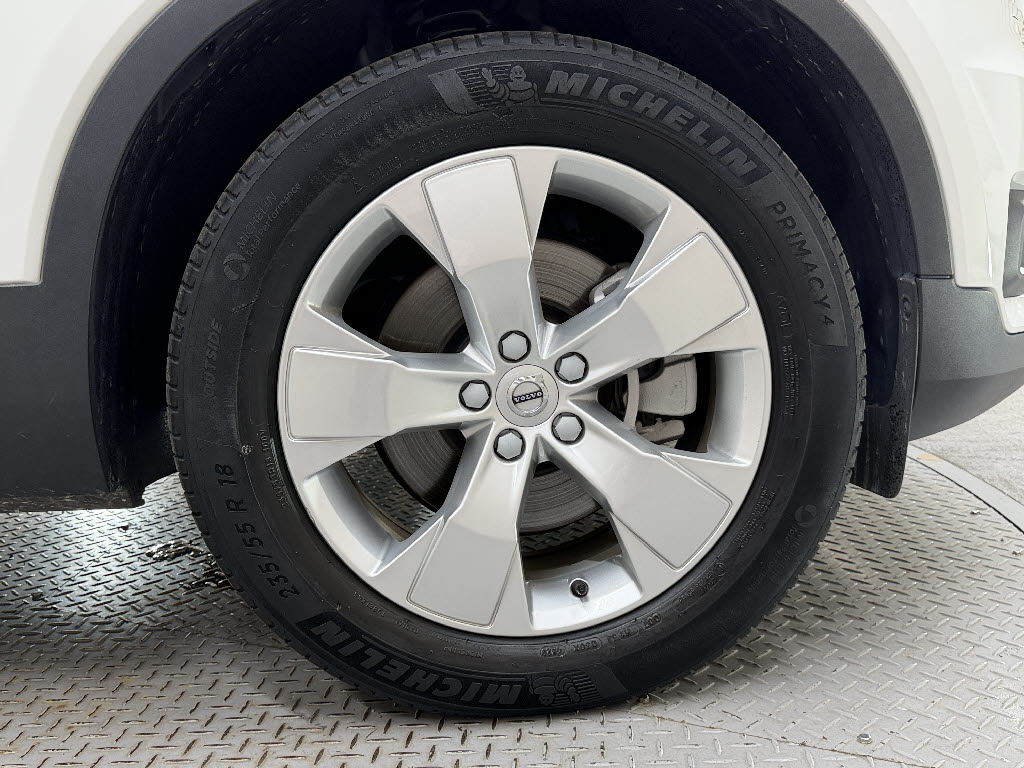 ボルボ ボルボ ＸＣ４０ Ｂ４ ＡＷＤ モーメンタム