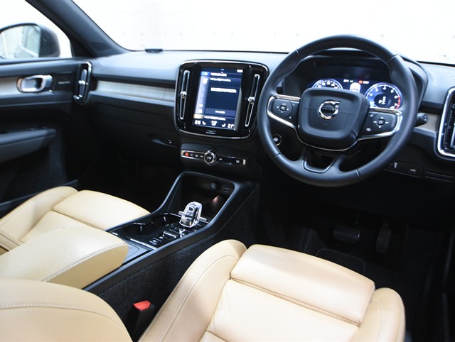 ボルボ ボルボ ＸＣ４０ T4 AWD ｲﾝｽｸﾘﾌﾟｼｮﾝ