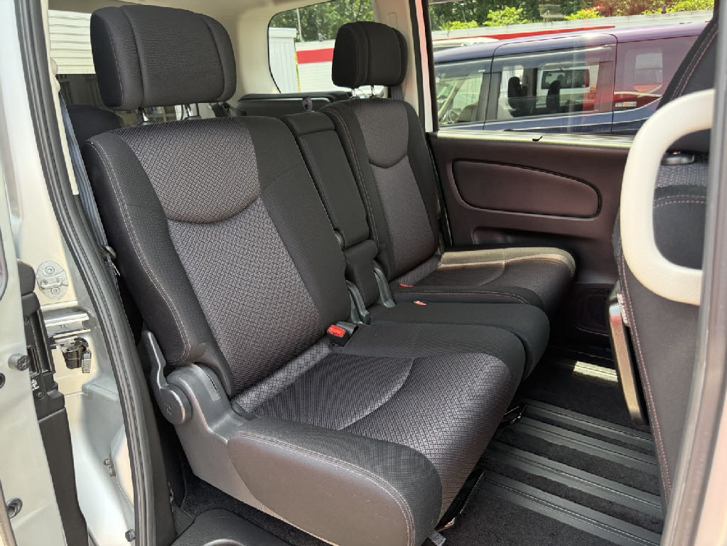 ニッサン セレナ ﾊｲｳｪｲｽﾀｰVｾﾚｸｼｮﾝ 4WD