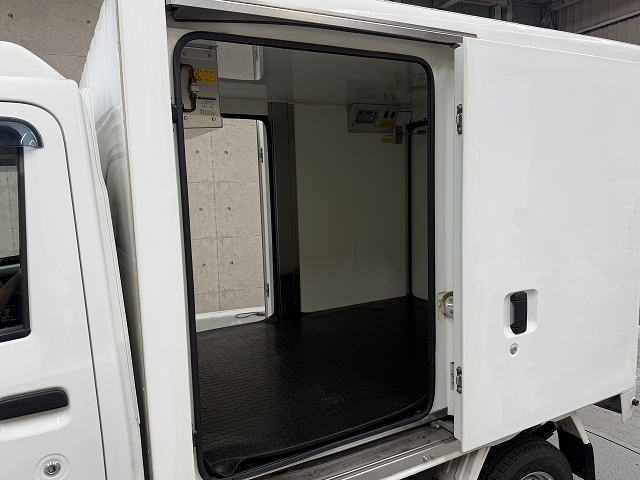 ダイハツ ハイゼットＴ ＦＲＰ中温冷凍車 両側スライドドア仕様
