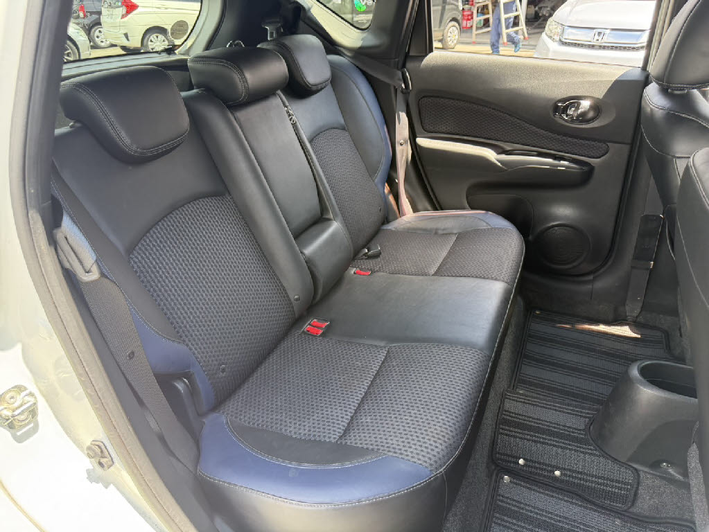 ニッサン ノート ﾒﾀﾞﾘｽﾄX FOURﾌﾞﾗｯｸｱﾛｰ 4WD