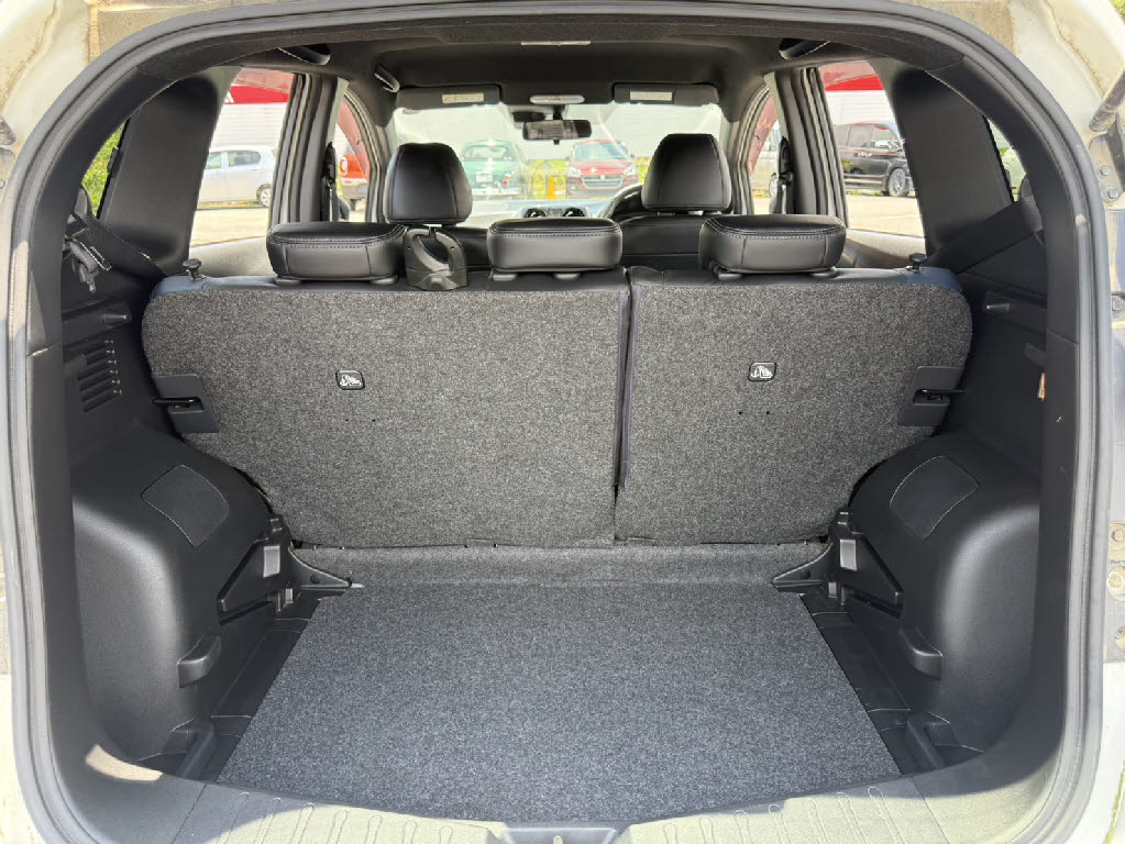 ニッサン ノート ﾒﾀﾞﾘｽﾄX FOURﾌﾞﾗｯｸｱﾛｰ 4WD
