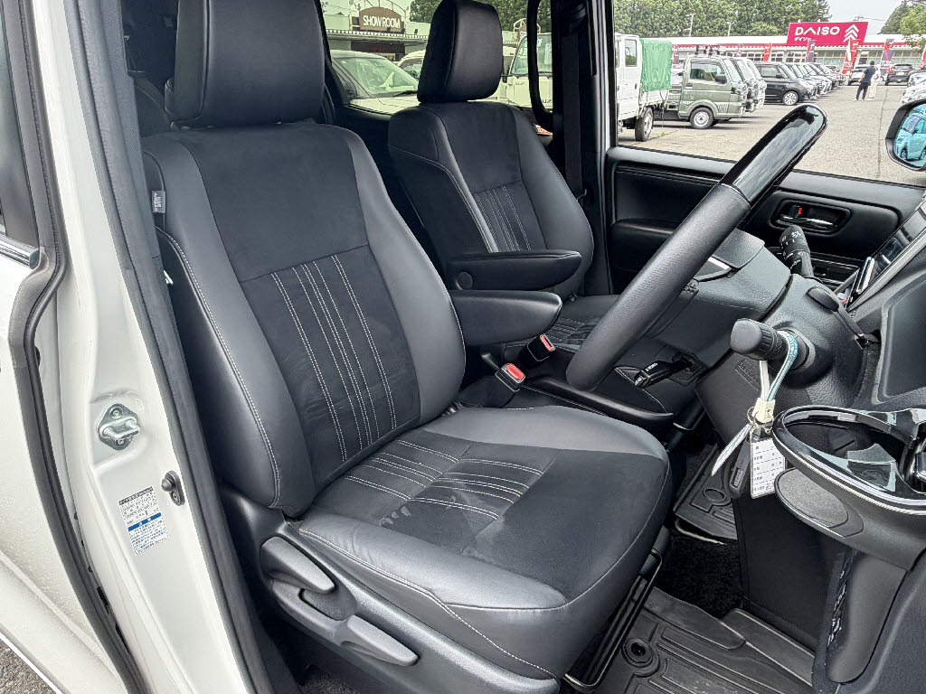 トヨタ エスクァイア GIﾌﾟﾚﾐｱﾑPKG ﾌﾞﾗｯｸﾃｰﾗｰﾄﾞ 4WD