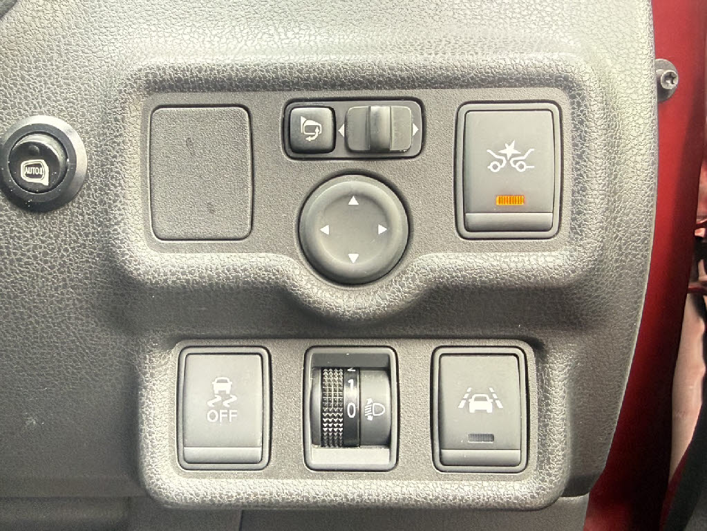 ニッサン ノート X FOURｴｱﾛｽﾀｲﾙ ｴﾏｰｼﾞｪﾝｼｰﾌﾞﾚｰｷPKG 4WD