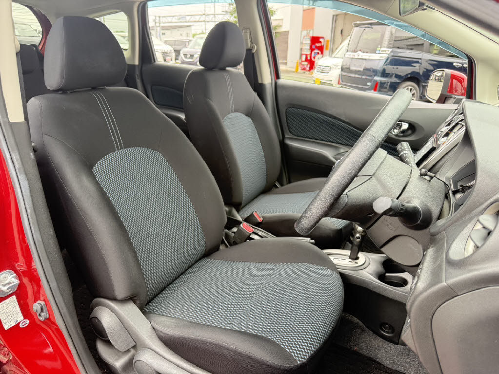 ニッサン ノート X FOURｴｱﾛｽﾀｲﾙ ｴﾏｰｼﾞｪﾝｼｰﾌﾞﾚｰｷPKG 4WD