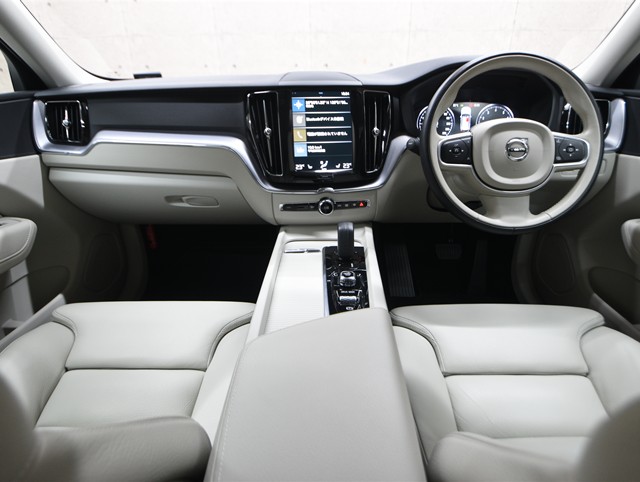 ボルボ ボルボ ＸＣ６０ B5 AWDﾓｰﾒﾝﾀﾑ 4WD