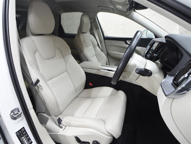 ボルボ ボルボ ＸＣ６０ B5 AWDﾓｰﾒﾝﾀﾑ 4WD