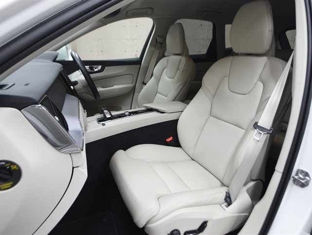 ボルボ ボルボ ＸＣ６０ B5 AWDﾓｰﾒﾝﾀﾑ 4WD