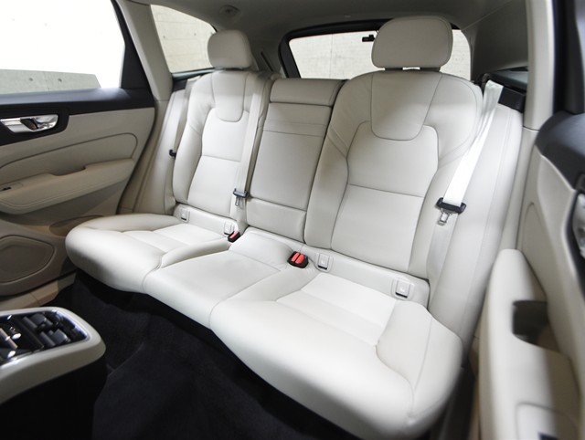 ボルボ ボルボ ＸＣ６０ B5 AWDﾓｰﾒﾝﾀﾑ 4WD