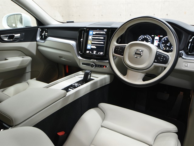 ボルボ ボルボ ＸＣ６０ B5 AWDﾓｰﾒﾝﾀﾑ 4WD