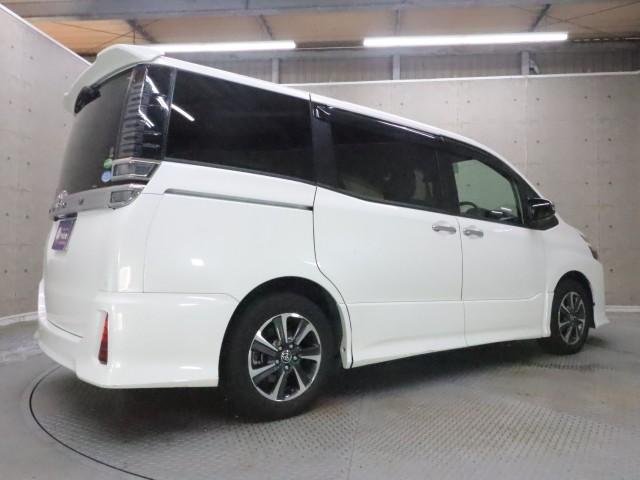 トヨタ ヴォクシー ＺＳ煌２
