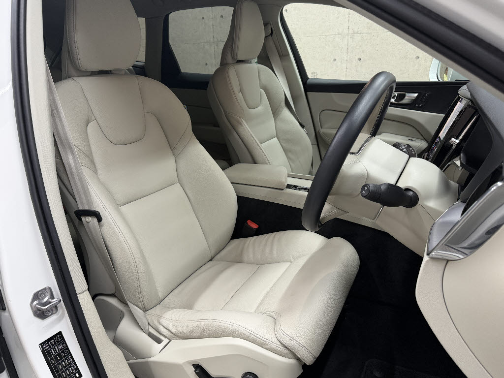 ボルボ ボルボ ＸＣ６０ B5 AWDﾓｰﾒﾝﾀﾑ 4WD