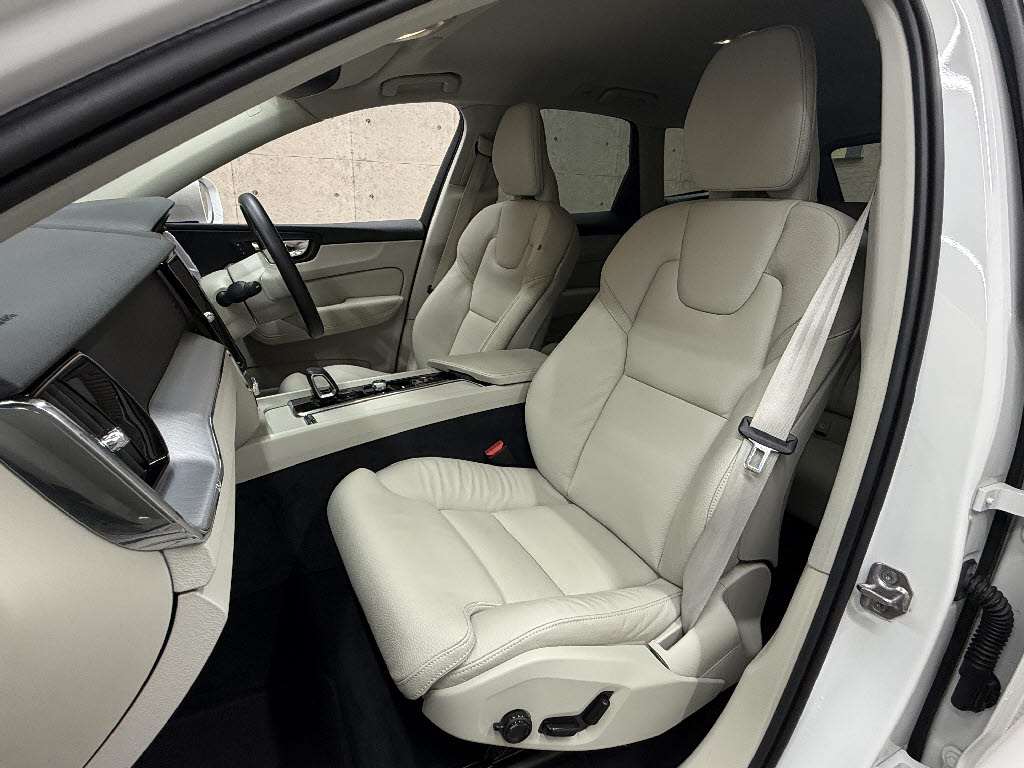 ボルボ ボルボ ＸＣ６０ B5 AWDﾓｰﾒﾝﾀﾑ 4WD
