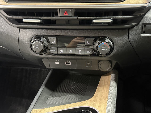ニッサン オーラ Ｇ　ＦＯＵＲ　レザーエディション