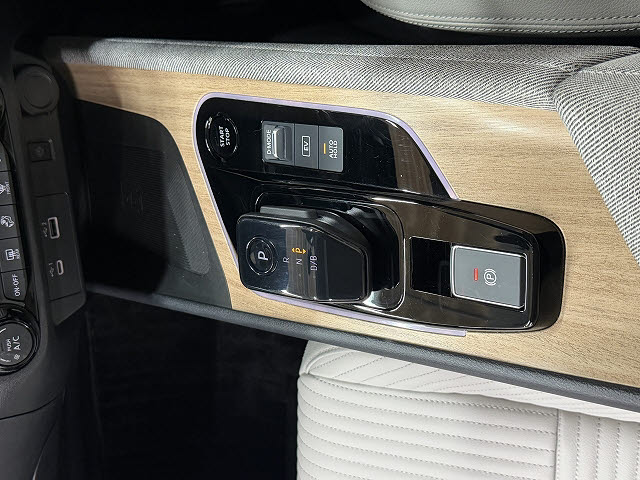 ニッサン オーラ Ｇ　ＦＯＵＲ　レザーエディション