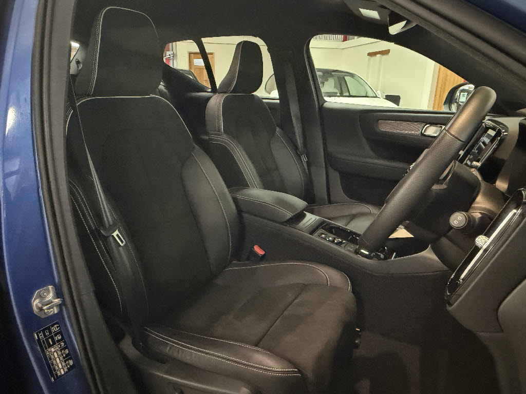 ボルボ ボルボ ＸＣ４０ B4 AWD ｲﾝｽｸﾘﾌﾟｼｮﾝ