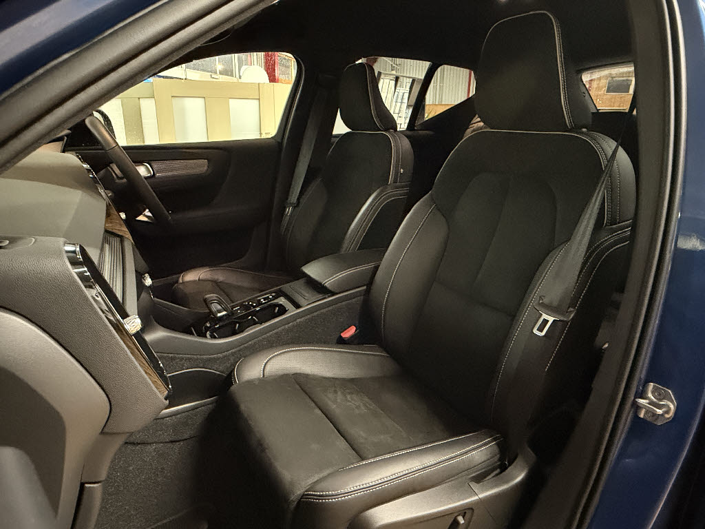 ボルボ ボルボ ＸＣ４０ B4 AWD ｲﾝｽｸﾘﾌﾟｼｮﾝ