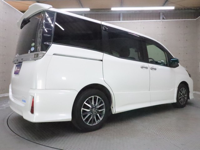 トヨタ ヴォクシー ＺＳ煌２